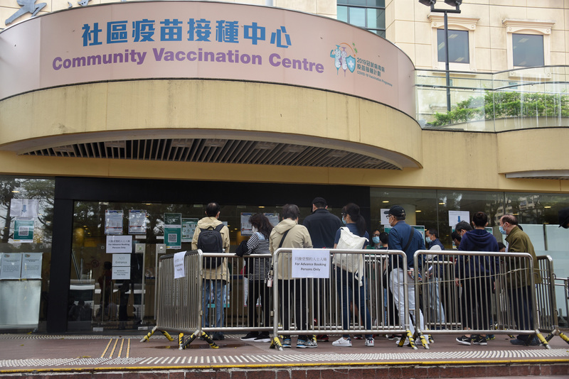 香港當局2月26日起為優先市民群組包括60歲以上人士接種中國科興公司的COVID-19疫苗。（中通社提供） (圖：中央社)