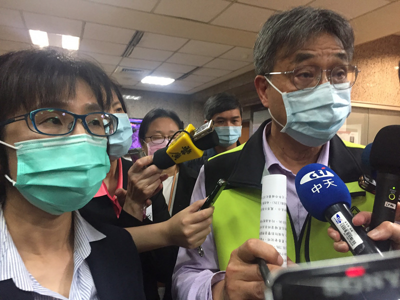 農委會副主委陳駿季（前右）指出，26日傍晚中國海關總署回函內容跟上次通知的內容「幾乎差不多」。 (資料照/中央社)