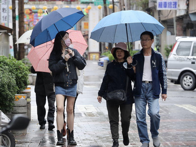 中部以北到東半部天氣都轉為濕涼。 (圖：中央社)