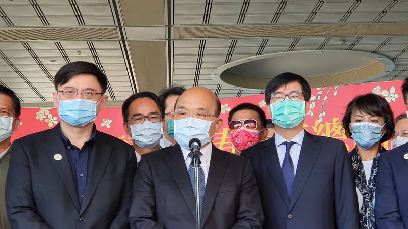 中國片面宣布3月起禁止台灣鳳梨進口，行政院長蘇貞昌（前中）28日由高雄市長陳其邁（前右）等人陪同視察高雄亞灣區發展時受訪表示，總統蔡英文已指示將成立農產品國家隊，不會讓鳳梨價格比前幾年均價差。 (圖：中央社)