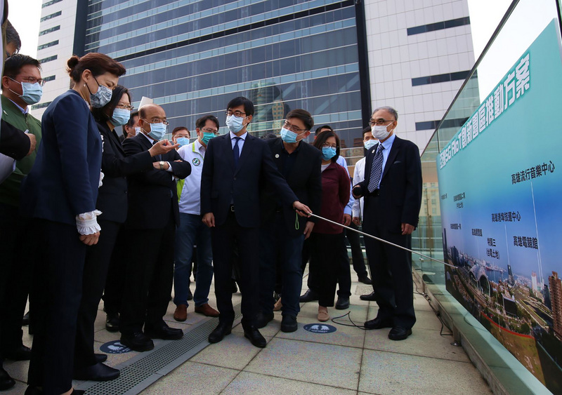 高雄市啟動打造亞洲新灣區為5G AIoT創新園區，總統蔡英文（前左2）、行政院長蘇貞昌（前左3）28日南下視察並聽取高雄市長陳其邁（前右3）簡報。（高雄市政府提供） (圖：中央社)