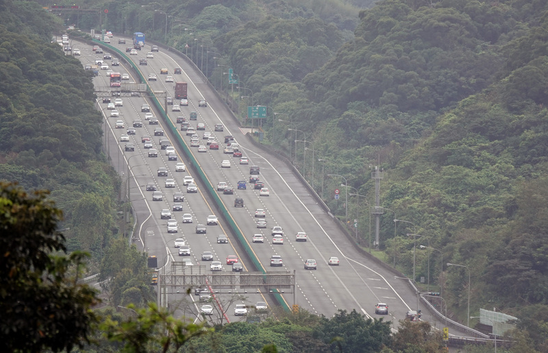 二二八連續假期第2天，根據高公局預估，28日北上及南下都將湧現車潮，包含國1楊梅-新竹系統、國3三鶯-關西及國5南港系統-坪林等14路段易壅塞，出門前可利用高速公路1968App掌握即時路況。 (圖：中央社)