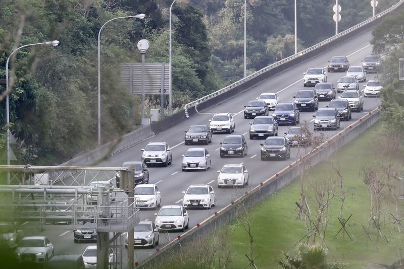 鼓勵提早掃墓國道7折湧車流，多處時速不到40公里。 (圖：中央社檔案照片)