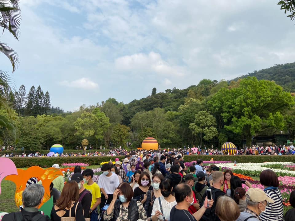 士林官邸鬱金香展人潮亮紅燈。(圖：北市工務局提供)