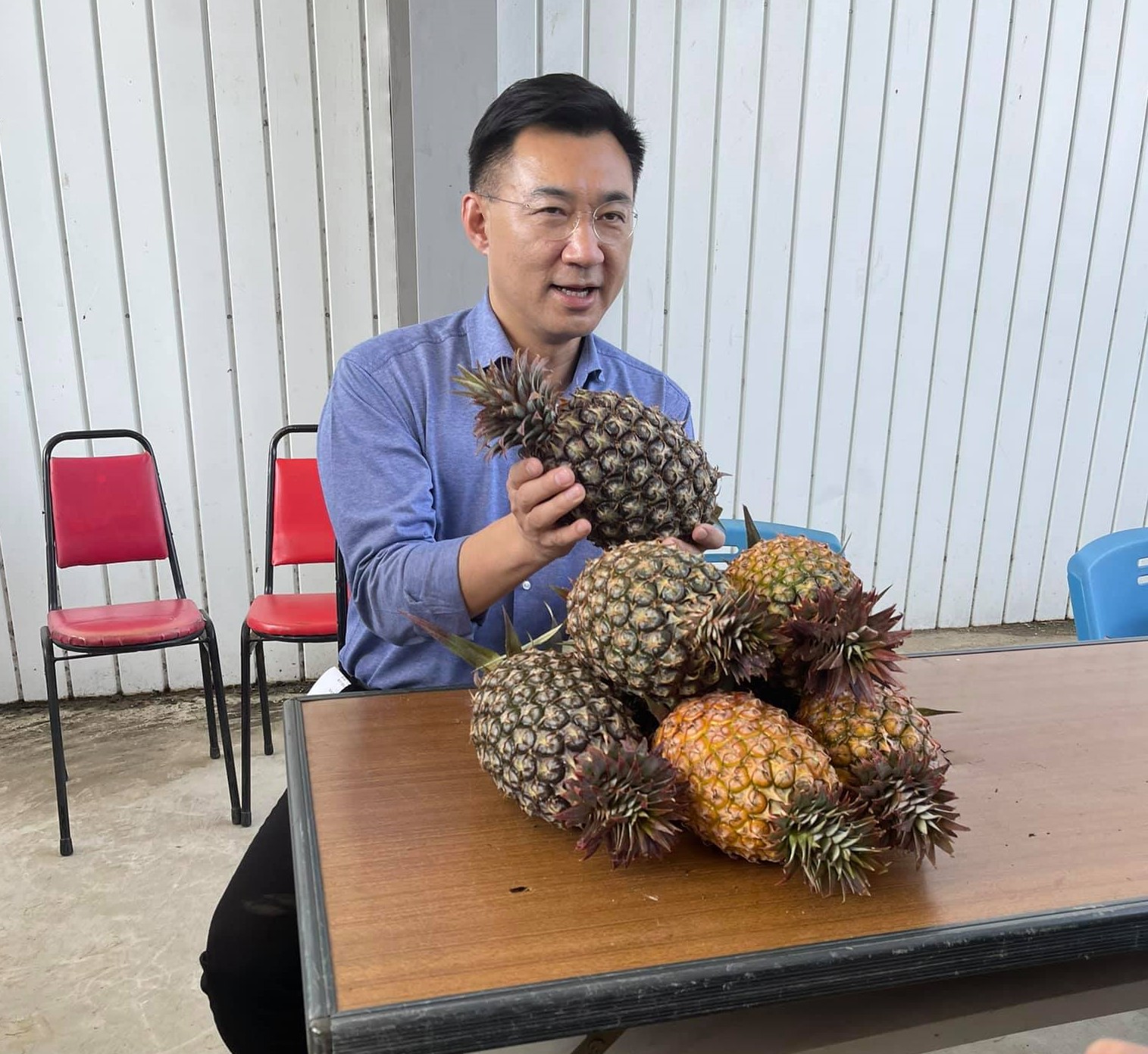 國民黨主席江啟臣1日赴台南關廟探視鳳梨農。(圖:翁重鈞臉書)