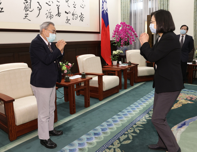 總統蔡英文（右）2日在總統府接見八大工商團體理事長，與中華民國全國工業總會理事長王文淵（左）拱手致意。 (圖：中央社)