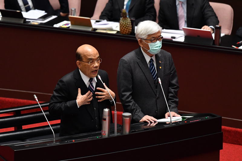 行政院長蘇貞昌（左）、中選會主委李進勇（右）2日在立法院院會備詢，蘇貞昌表示，公投是民意的展現，「我們非常重視、尊重」。 (圖：中央社)