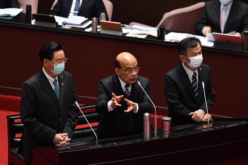 立法院會2日邀請行政院長蘇貞昌率同各部會首長列席進行施政方針及施政報告並備質詢。蘇貞昌（中）、外交部長吳釗燮（左）與陸委會主委邱太三（右）就台美中三邊關係回答立委質詢。 (圖：中央社)