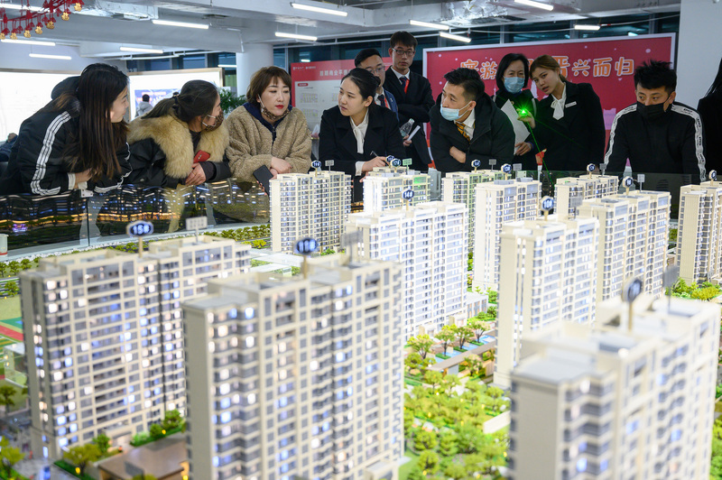 路透社2日報導，中國對2023年的經濟增長目標野心勃勃，最高目標可能高達6%。但有人士警告，「房地產業仍在下滑，並難以填補缺口。」(示意圖/中新社提供/中央社)