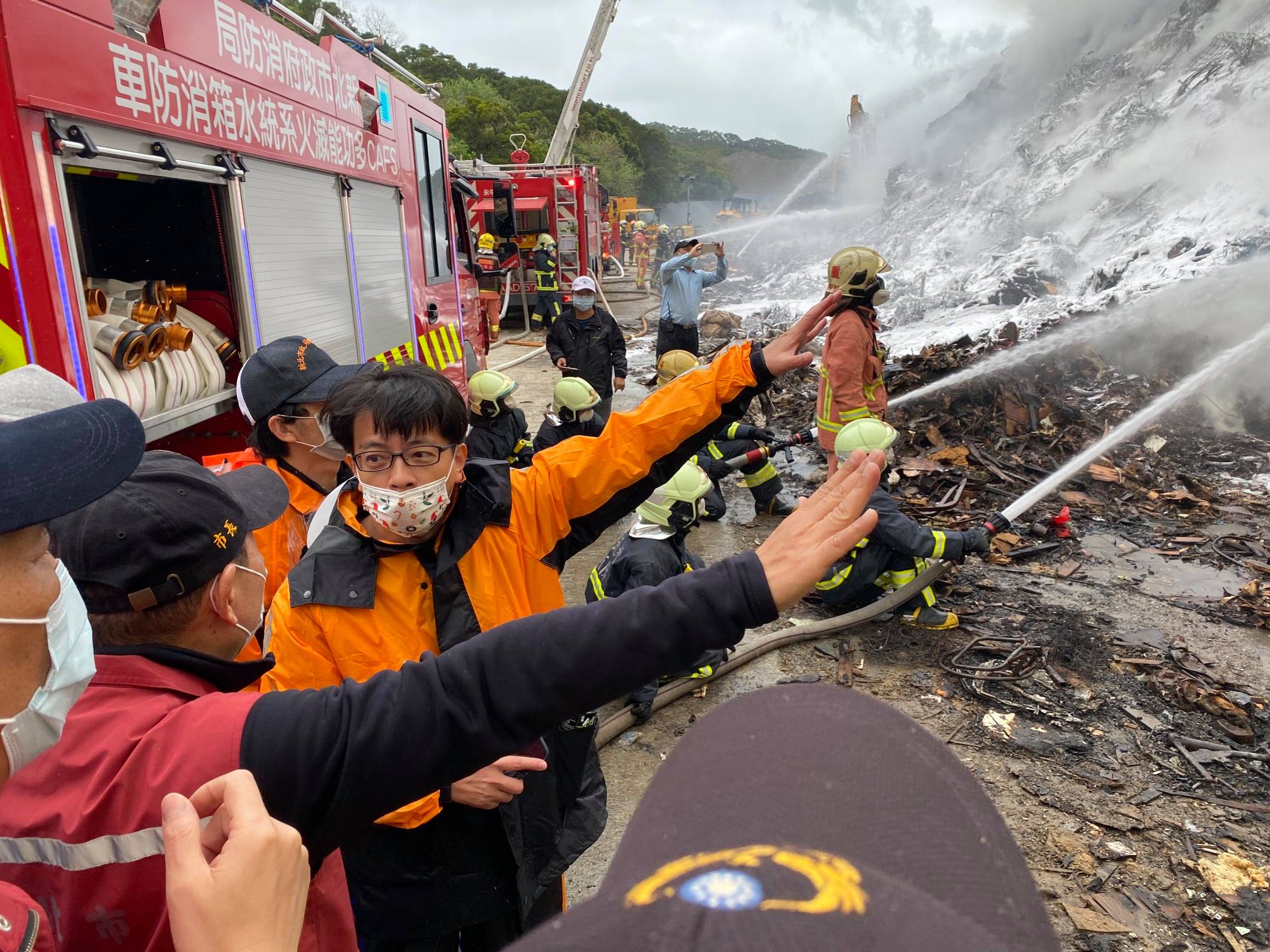 八里掩埋場大火仍在悶燒，新北市長侯友宜2日中午赴現場關切救火狀況。(新北市提供)