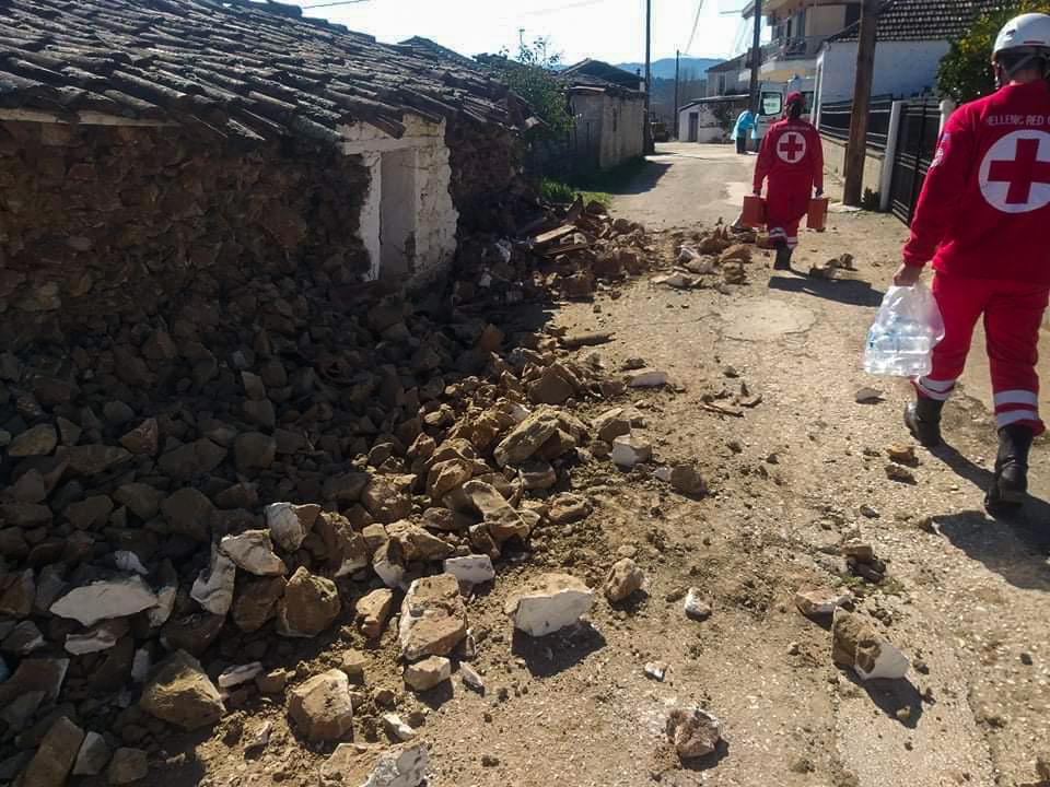 希臘中部3日遭到規模6.3的強震襲擊。(圖：IFRC Europe推特)