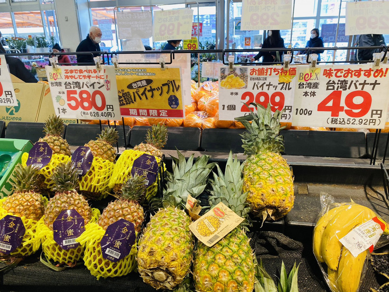 日媒報導，中國禁止進口台灣鳳梨後，日本作家門田隆將籲日本人勿忘311大震災時台灣的援助，要多支持台灣鳳梨。圖為台灣鳳梨在日本超市販售。（台貿中心東京事務所提供） (圖：中央社)