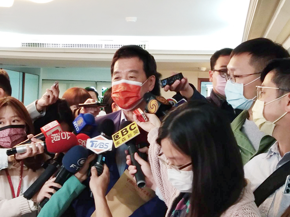 國民黨立院黨團總召費鴻泰表示，與民眾黨談召委選舉席次，「這件事情是進行式」，但是尚未定案，他不排除跟任何政黨合作。(王韋婷攝)