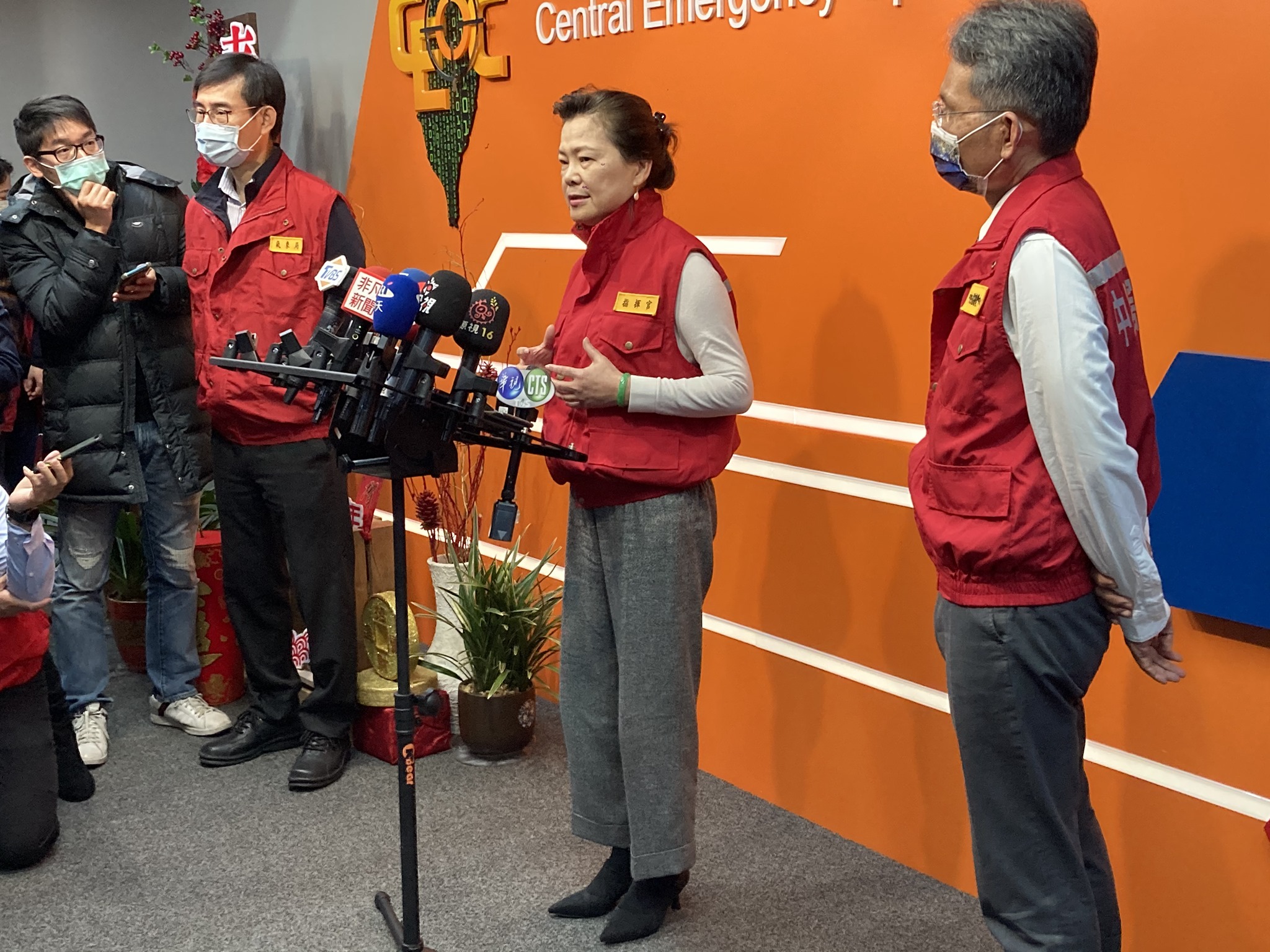 藻礁公投若過關，經濟部長王美花(右二)指出，屆時為填補無法供氣給大潭電廠8、9號機所衍生的電力缺口，恐增加5百萬噸燃煤用量，不但不利減煤，也將影響到台中空污季時電廠的自主降載。(謝佳興 攝)
