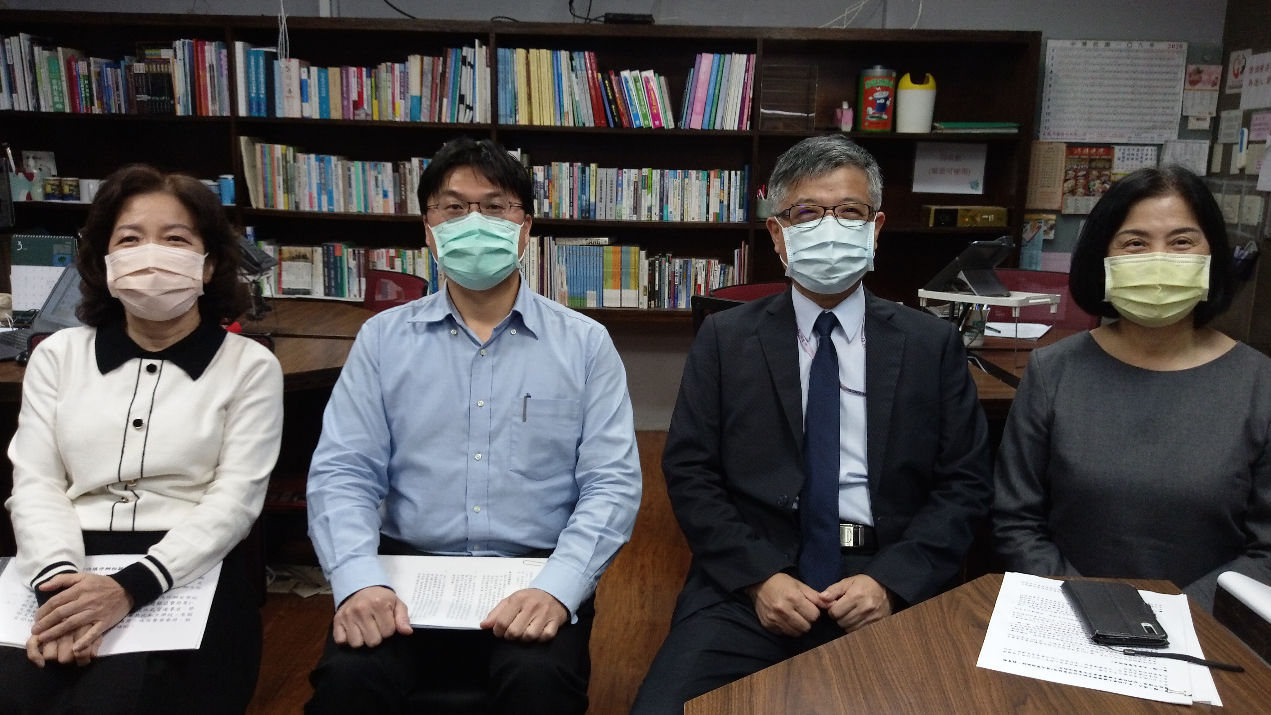 教育部次長劉孟奇(右二)等人說明境外生來台現況。(陳國維 攝)
