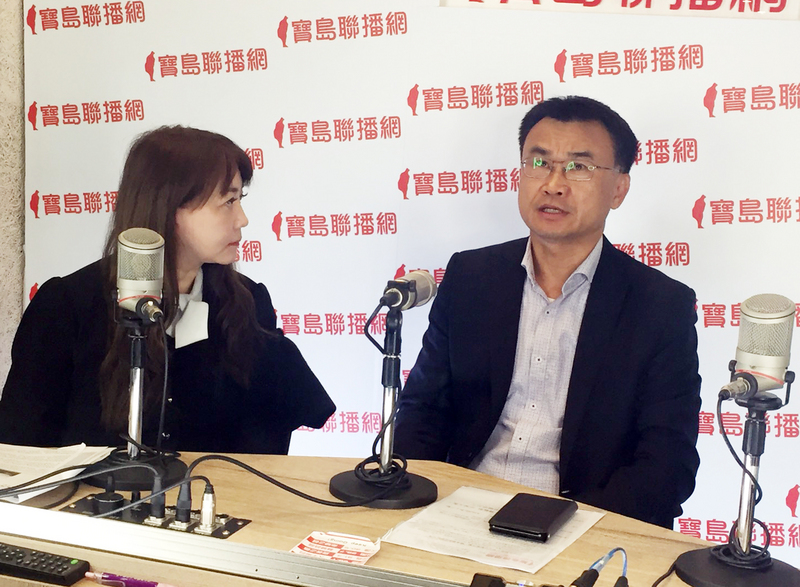 農委會主委陳吉仲（右）4日接受寶島聯播網主持人簡余晏（左）專訪鳳梨議題，他表示，中國如果對國際貿易處理持續沒有訂定規範，將貿易與政治綁在一起，會促使相關貿易國家團結，最後傷害最大的是中國本身。 (圖：中央社)