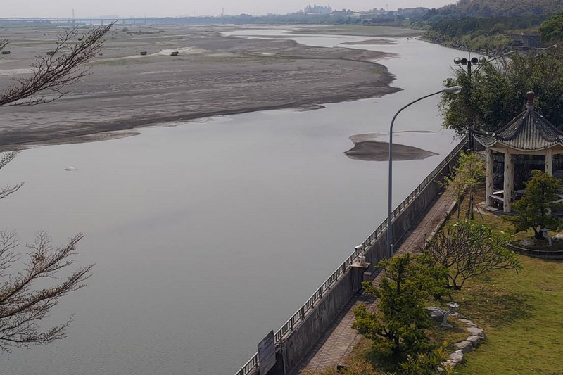 南部地區降雨量偏低導致高屏溪川流量下降，支援量也逐漸減少，3日北送的量已不足1萬噸，考量川流量仍在下降中，4日暫時停止北送。（南區水資源局提供） (圖：中央社)