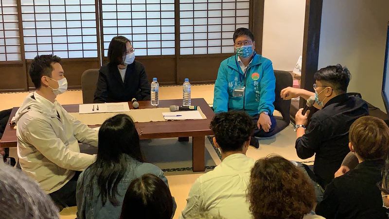 總統蔡英文（後排左）4日到新竹縣關西鎮參加「客庄返鄉移居青年」座談會，了解返鄉青年需求與理想。 (圖：中央社)
