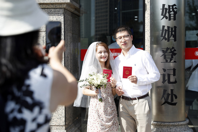 圖為一對新人日前在北京市朝陽區民政局辦理結婚登記。（中新社提供） (圖：中央社)