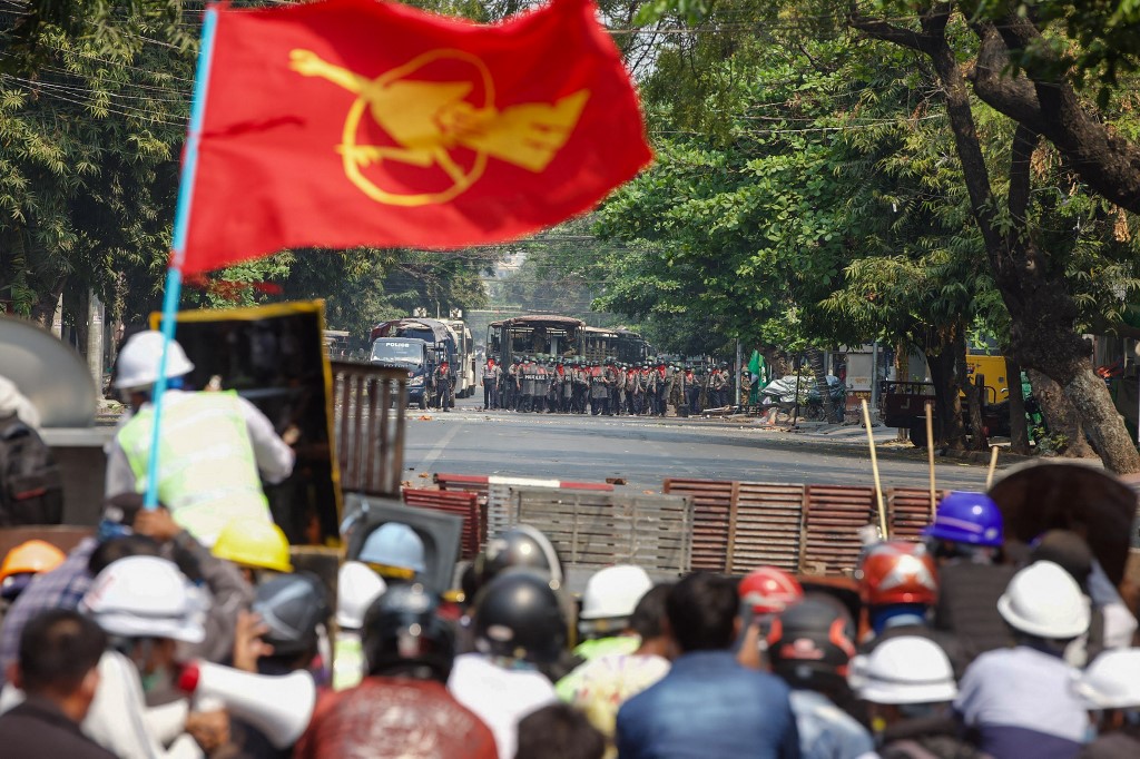 傳緬甸軍方聘說客，尋求改善與西方關係並遠離中國。圖為示威民眾與軍警對峙。 (AFP)