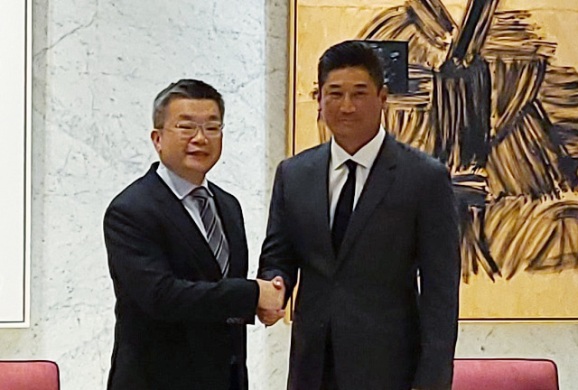 中職會長蔡其昌(左)3日拜會中華棒協理事長辜仲諒(右)，雙方有共識，也有信心組成最強國家隊爭取6搶1東京奧運門票。(江昭倫 攝)