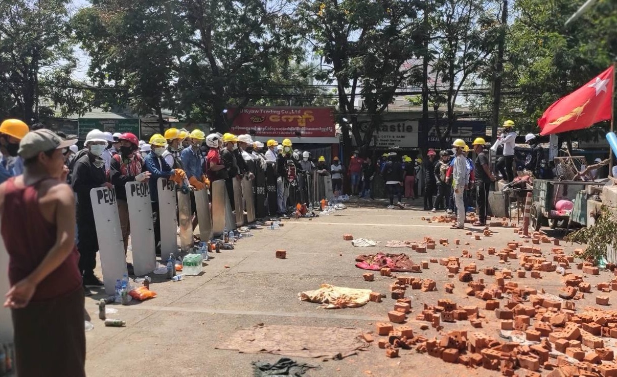 在緬甸軍事政權展開鎮壓造成數十人死亡之後，反政變的抗議人士4日再度出現在緬甸各城市和鄉鎮街頭。(圖取自推特)