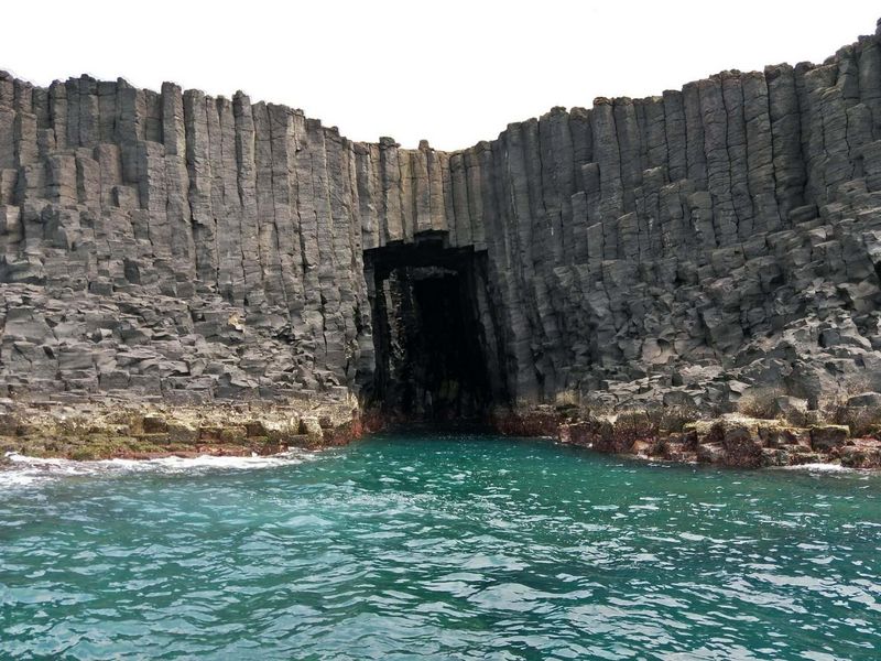 「西吉藍洞」是澎湖著名自然奇景，位於南方四島西吉嶼，因凶險海流和封閉海域更顯神秘，曾發生遊客不諳水流而被捲出外海事件；配合今年是海洋年，澎湖縣政府特別在海洋地質公園中心內打造一座迷你藍洞VR體驗場。 (圖：中央社)