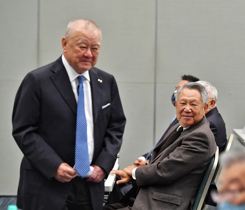 八大工商團體31日發出聯合聲明，呼籲政府民間進口疫苗，應放寬限制來降低進口障礙。圖(左)為工商協進會理事長林伯豐。 (圖：中央社)