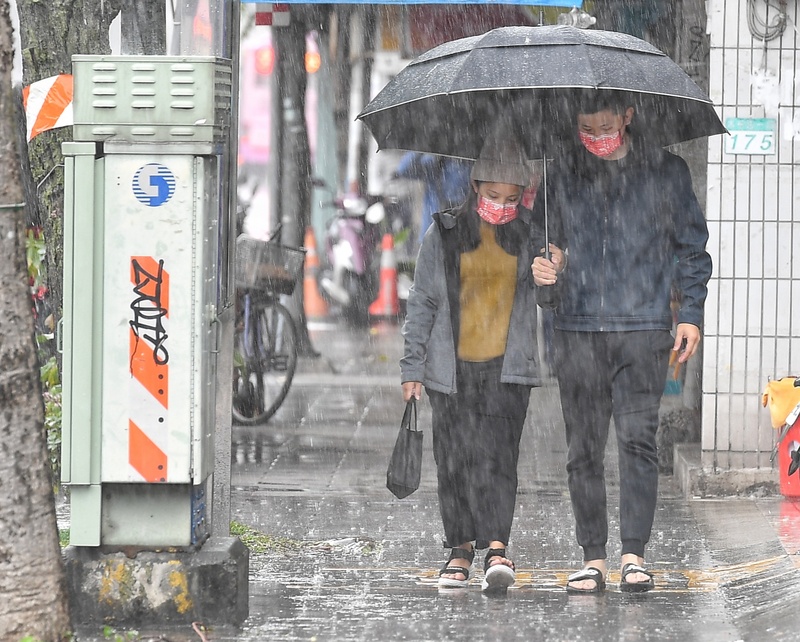 氣象局表示，明天(8日)起到10日水氣稍多，各地有發生午後雷陣雨機會。(資料照/中央社)