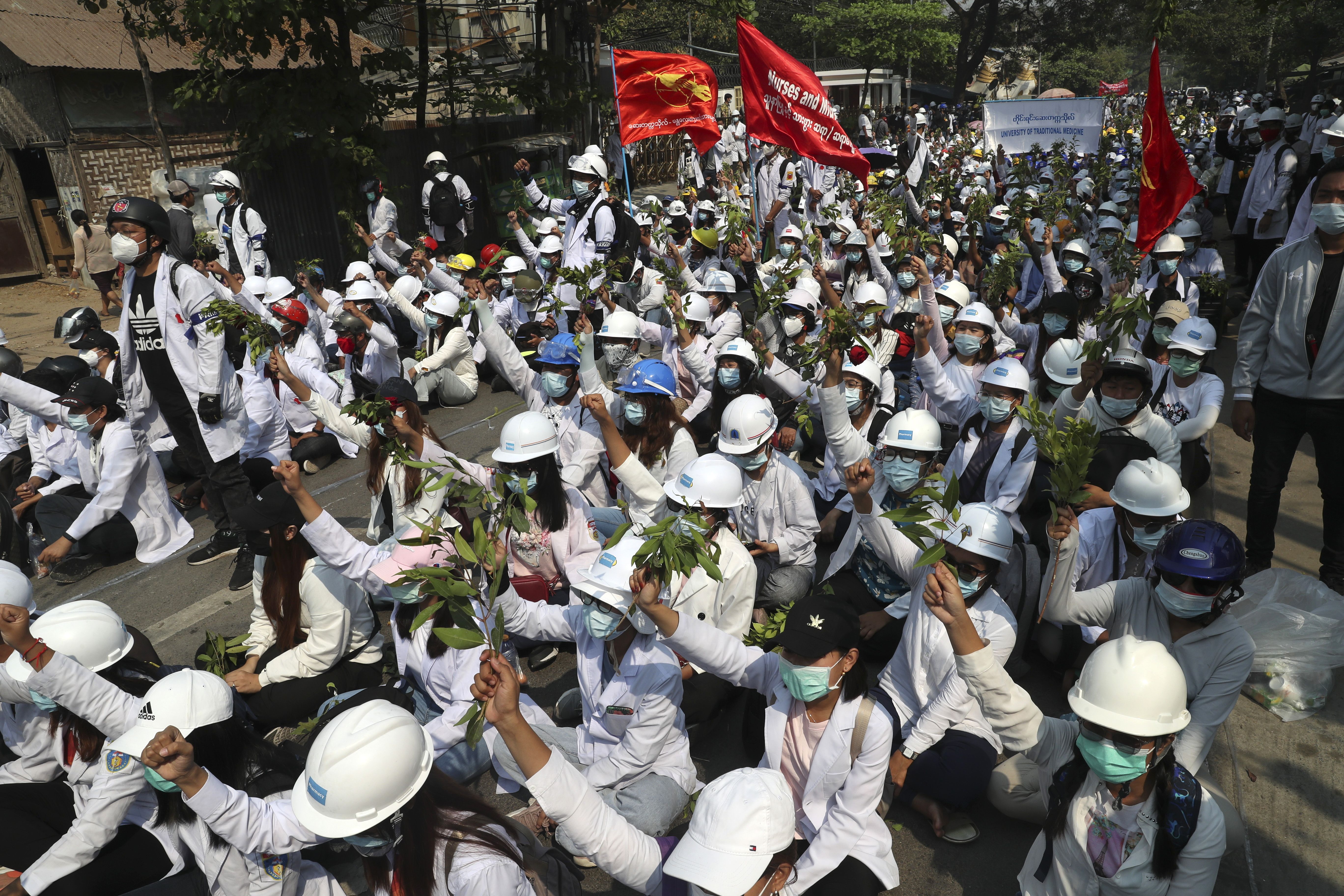 緬甸一個教師團體向路透社表示，超過1萬1千名學者和大學教職員，在參加反對軍事統治的示威活動之後，已經遭到停職。(美聯社/達志影像)