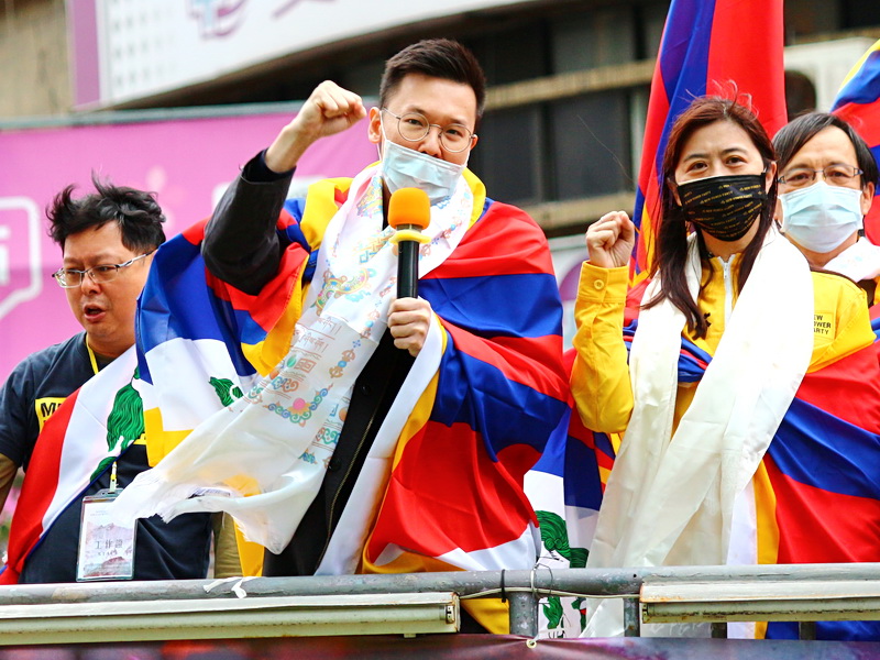 民間團體7日發起「310西藏抗暴日62週年」遊行，民進黨副祕書長林飛帆(中)表示，台灣會與西藏、維吾爾、香港人民一起努力打拚更好的民主生活 (央廣記者王照坤 攝)