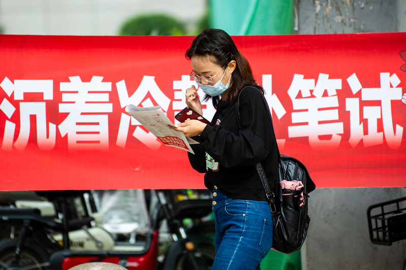 圖為2020年8月在山西太原，參加公務員考試的考生準備進入考場。（中新社提供） (資料照片/CNA)