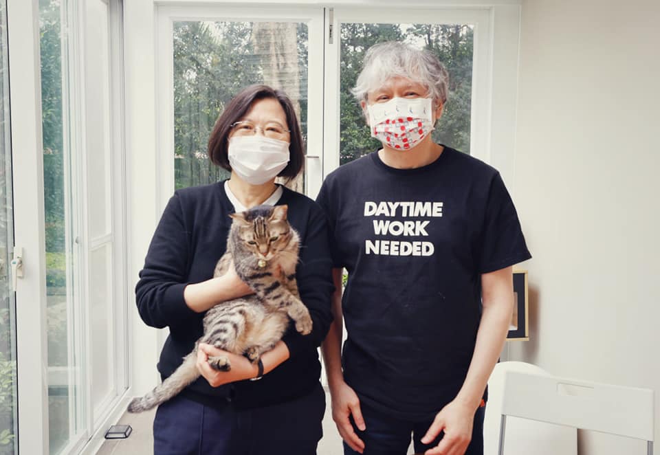 蔡英文總統8日於官邸與來台日本知名藝術家奈良美智進行早餐會 ，兩人大聊貓話題。(文總提供)