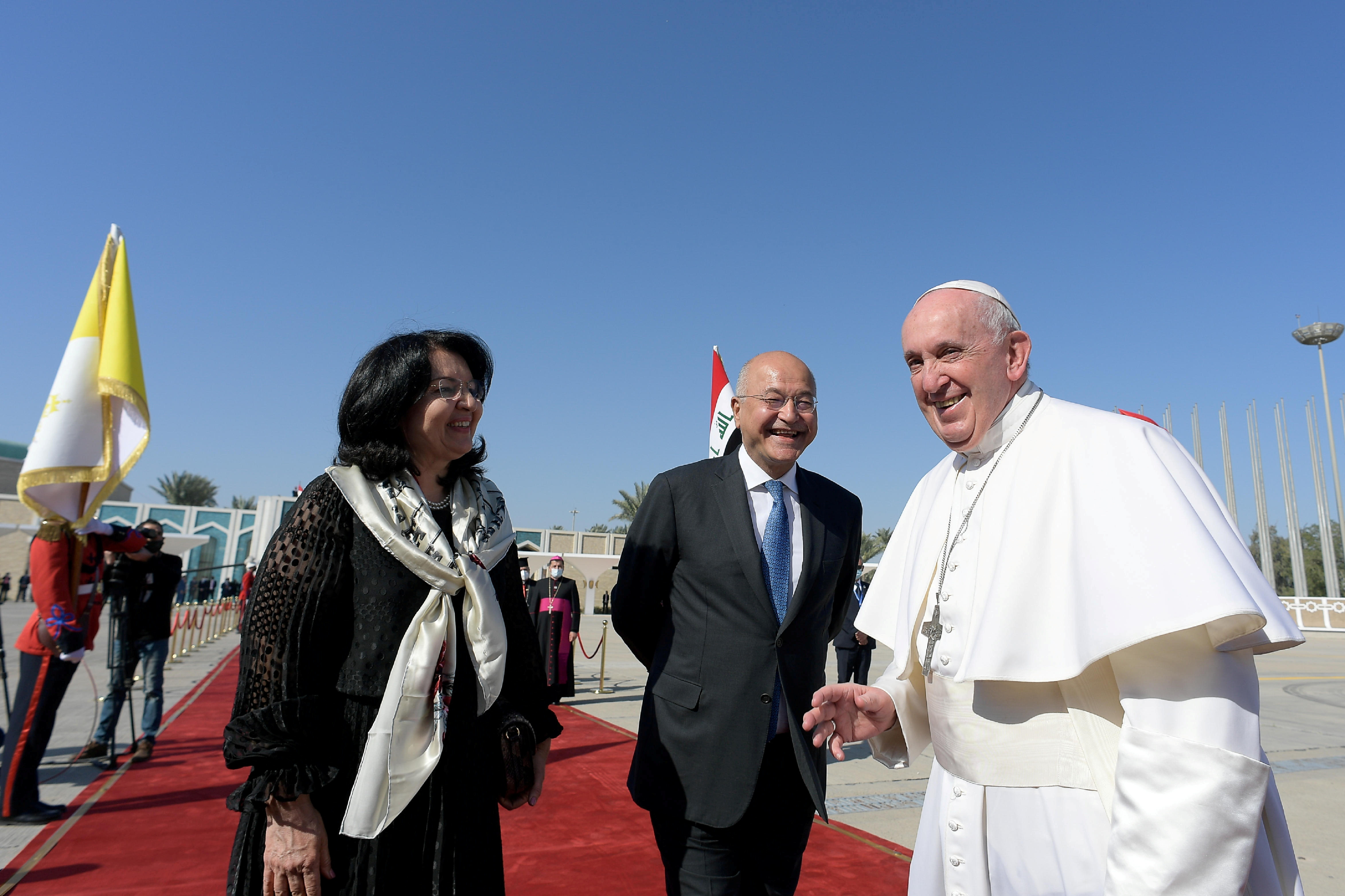 羅馬天主教教宗方濟各(Pope Francis)(右)結束歷史性的伊拉克訪問行程，搭機返回梵蒂岡。(路透社/達志影像)