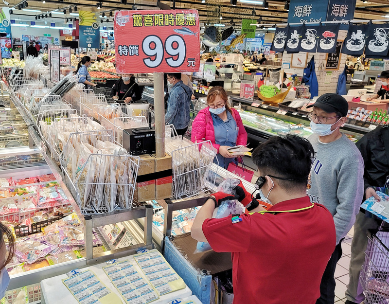 經濟部23日公布3月批發、零售、餐飲營收統計，不但全開紅盤，批發更是首破兆元大關，寫下歷史新高。 (圖：中央社)