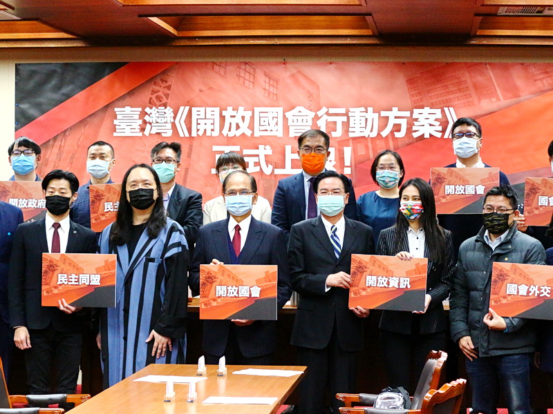 立法院9日宣布「開放國會行動方案」上線，前排左至右為立委林昶佐、行政院政委唐鳳、立法院長游錫堃、外長吳釗燮、立委賴品妤、立委邱顯智 (央廣記者王照坤 攝)