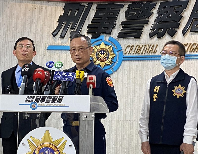 警政署長陳家欽（中）10日下午出席「刨根斷源 警政署重擊幫派犯罪」記者會時表示，警政署相當重視非法槍械問題，且各警察機關每年所查獲非法槍械數量，單月平均都有90至100支，查緝能量相當高；並舉這次3日至10日的掃黑行動，迄今已查獲26支。 (圖：中央社)