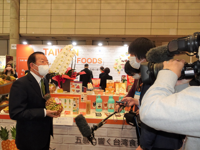 台灣鳳梨在日本已成熱門話題，日本放送協會（NHK）10日晨間與晚間都報導。晨間報導播出9日在東京國際食品展採訪駐日代表謝長廷的內容。謝長廷表示很感謝日本民眾熱心訂購台灣鳳梨。 (圖：中央社)