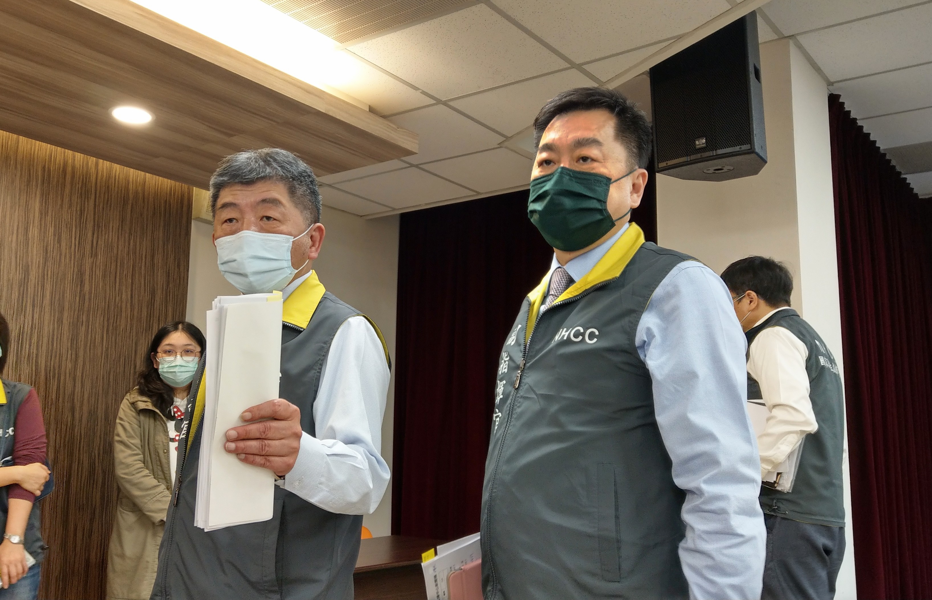 陳時中(左)10日表示，台帛「旅遊泡泡」還卡在檢驗問題。(劉品希 攝)