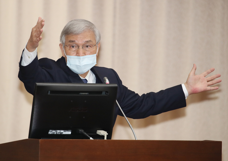 立法院財政委員會11日邀中央銀行進行業務報告，中央銀行總裁楊金龍備詢時表示，美國匯率報告預計4月中公布，根據3項標準，確實有可能達標、被列為匯率操縱國，央行第一時間會與美國磋商，應不至於有立即性影響。 (圖：中央社)