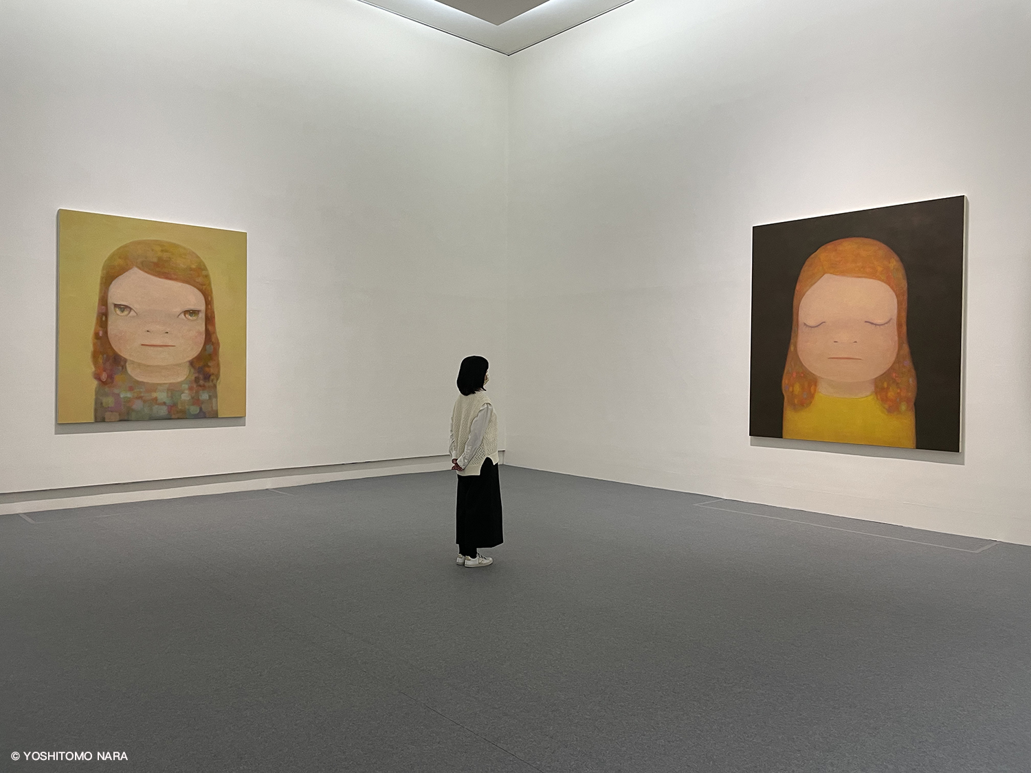 奈良美智台灣首次個展，首次在海外展出2020年作品「月光小姐 Miss Moonlight」(右)，以及為台灣而創作的「朦朧潮濕的一天 Hazy Humid Day」(左)。(©YOSHITOMO NARA圖片提供主辦單位–文化總會提供)