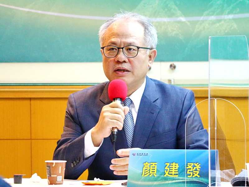 健行科大企管系教授顏建發12日出席遠景基金會舉辦的座談會表示，中國兩會的對台政策其實沒有新意 (央廣記者王照坤 攝)