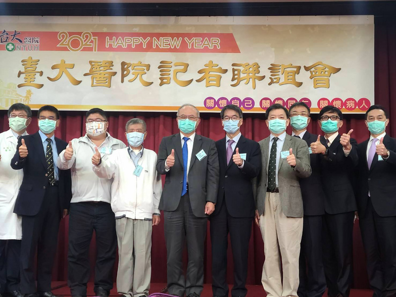 台大醫院去年收治一名腦死病人，在器捐過程中因急性心肌梗塞猝死，院方緊急啟動無心跳器捐流程，在不使用葉克膜輔助下，成功完成全台第一例肺臟移植，12日舉辦記者會分享這項移植成果。 (圖：中央社)
