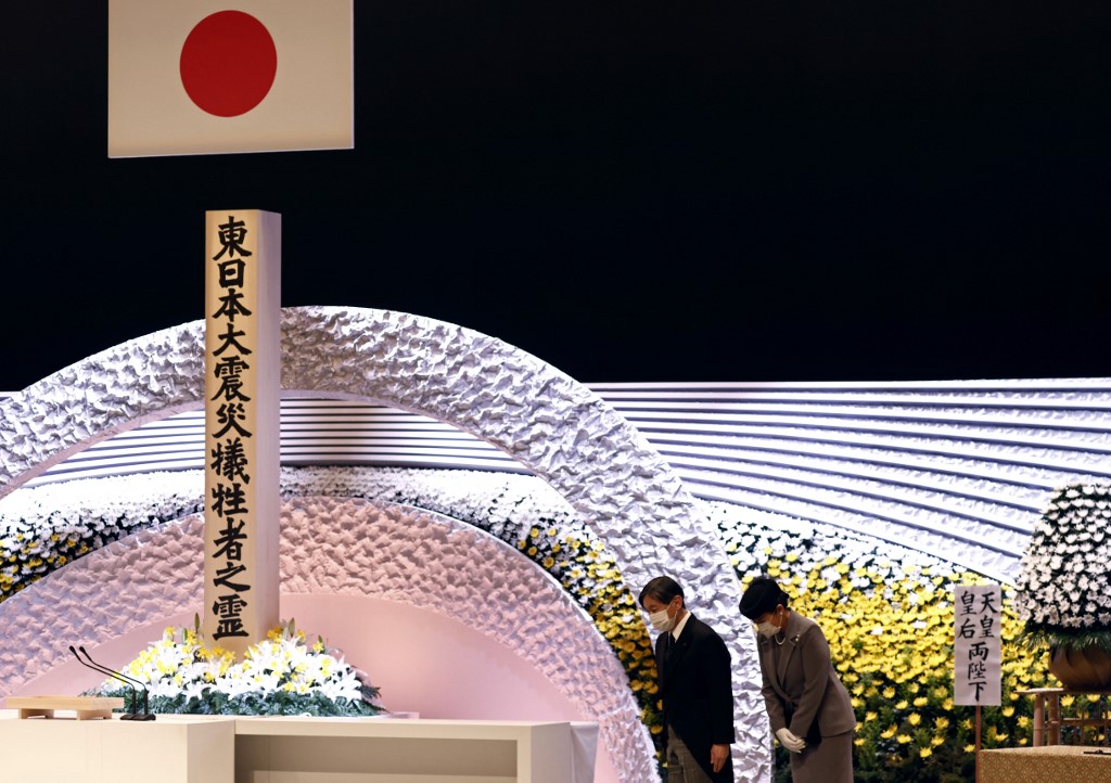 日本政府11日舉辦311大地震10週年追悼式，日皇德仁與皇后雅子出席。 (AFP)