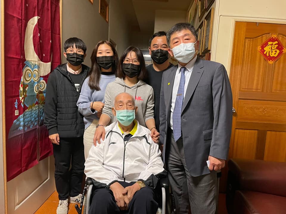 桃園醫院染疫護理師一家出院 ，衛福部長陳時中(右) 拜訪慰問。(王必勝臉書)