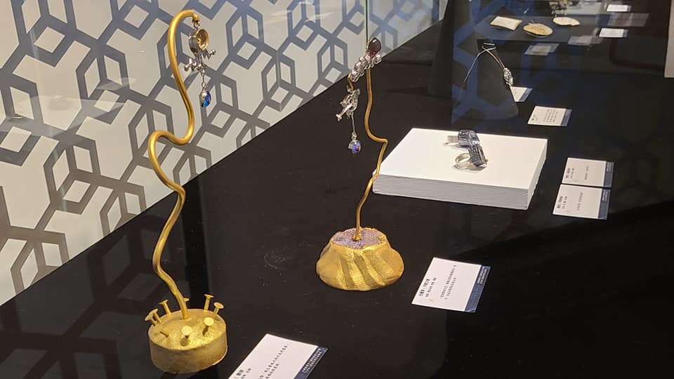 台灣珠寶金工創作協會12日於國立台灣工藝研究發展中心台北館舉辦「未竟之境」聯展，呈現金工珠寶設計師在創作路上永無止盡追求完美的探索。(江昭倫攝)