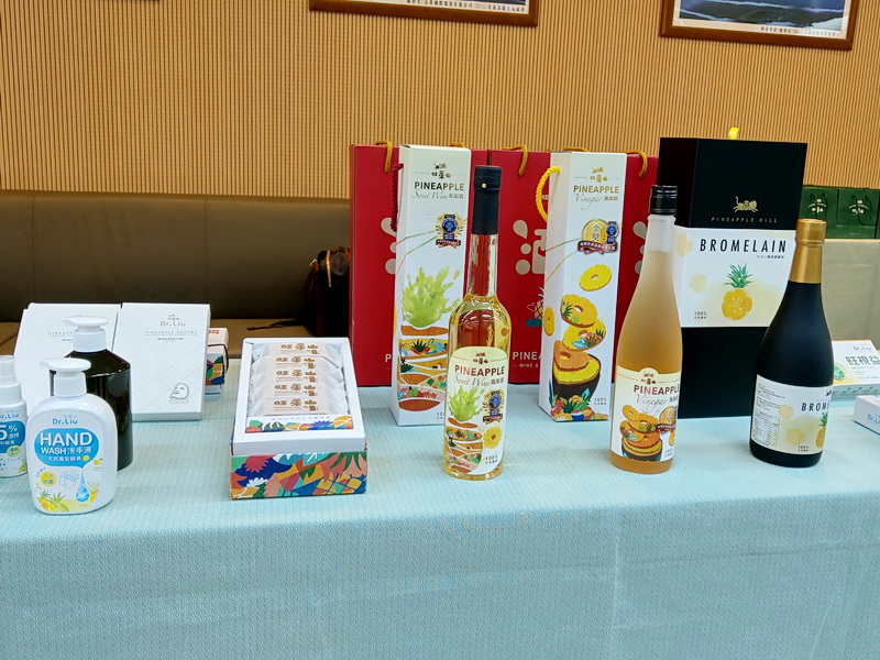 僑委會12日與僑台商團體舉行記者會力挺台灣鳳梨，現場展示多款優質農產加工品 (央廣記者王照坤 攝)