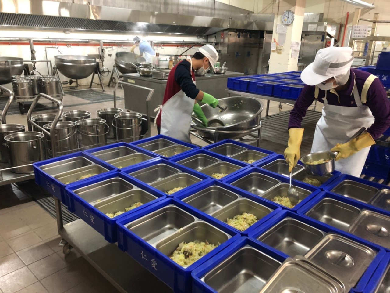 教育部補助各國中小學持續精進廚房設備。(教育部提供)