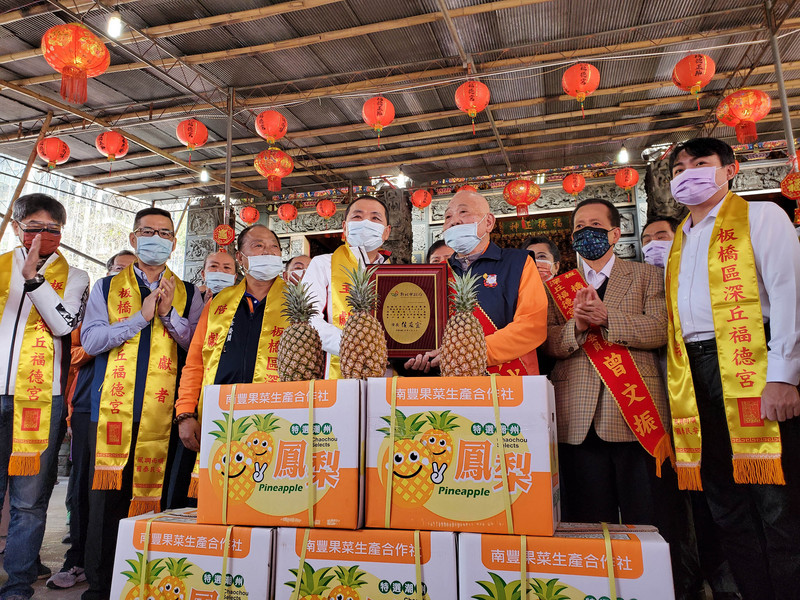 新北市長侯友宜（前左4）14日出席民間認購鳳梨及高麗菜活動時，媒體詢及對台灣國際農業開發公司（台農發）表現的意見，侯友宜說，台農發在這段時間確實表現沒有如大家的期待，應深刻檢討並協助農民往前走。 (圖：中央社)