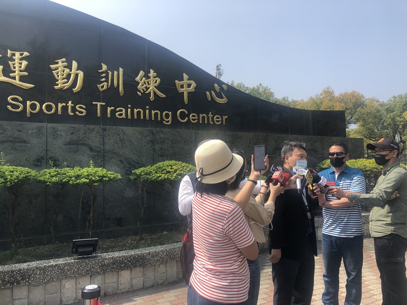 國家運動訓練中心培訓選手發生車禍，造成輕挫傷。國訓中心執行長李文彬（右3）15日表示，傷者雖非代表隊國手，但選手外出務必注意自身安全，減少騎乘摩托車並降低意外可能，因個人損失也會成為國家損失。 (圖：中央社)